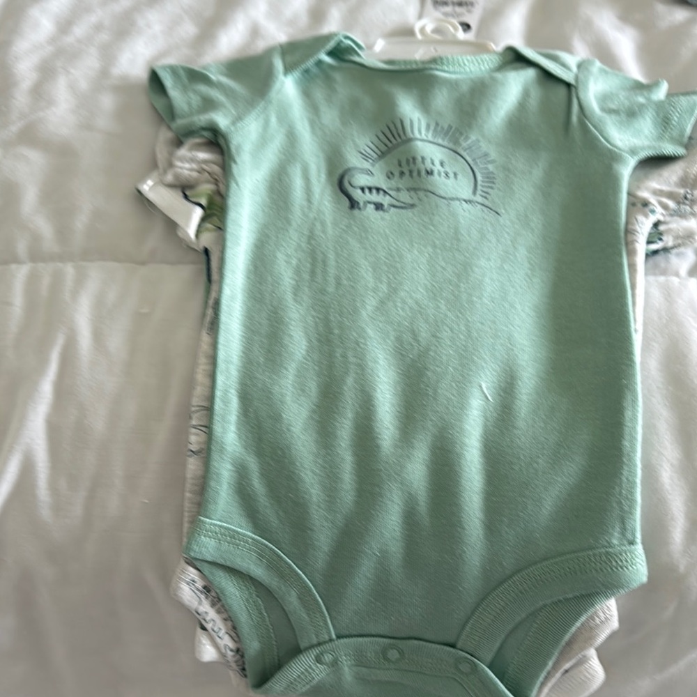 NWT Carter’s 3 months Green 🦕 Print Kids three Pieces